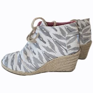 Toms Gray and White Patterned Wedge Shoes Size 6.5 Ikat‎ Spring Casual Boho